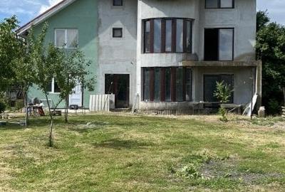 Casă cu 8 camere în Săcălaz