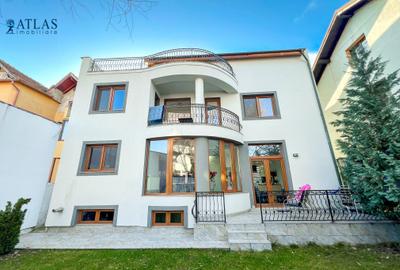 Vila de lux, zona de case, curte, șemineu, constructie 2008