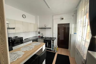 Apartament de vanzare, cu 2 camere, zona Tractorul - 5