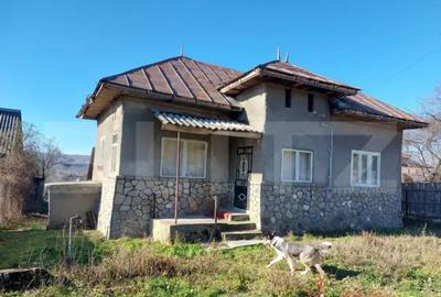 Casă cu 3 camere cu Teren 2310 Mp în Central - 2