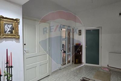 Casă individuală cu 2 camere în Central