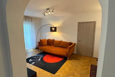 Apartament cu 3 camere semidecomandat în 1 Mai