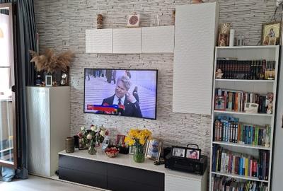 Apartament cu 3 camere semidecomandat în Rahova