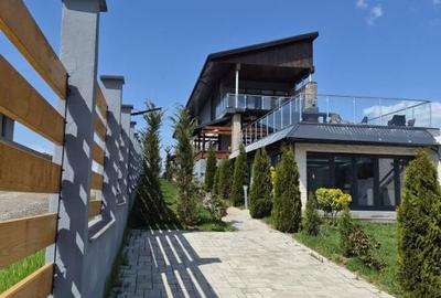 Casă cu 5 camere cu Teren 1000 Mp în 1 Decembrie - 2