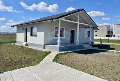 Casa / Vila cu 3 camere de vanzare in zona Vest