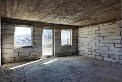 Casă cu 5 camere cu Teren 1000 Mp în Roșu