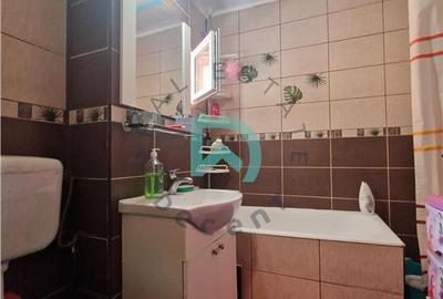 Apartament cu 4 camere semidecomandat în Tractorul - 7