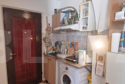 Garsoniera cu baie si geam mare - scara foarte ingrijita - 2