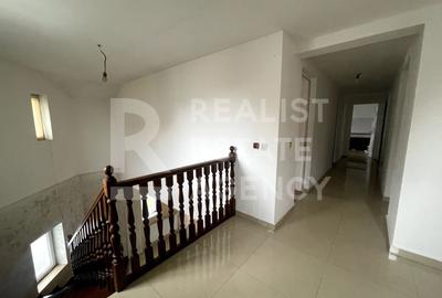 Casă individuală cu 7 camere cu Canalizare în Central - 8