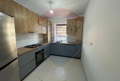 Apartament cu 3 camere decomandat în Tractorul