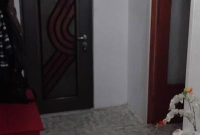 Apartament cu 3 camere semidecomandat în Soarelui