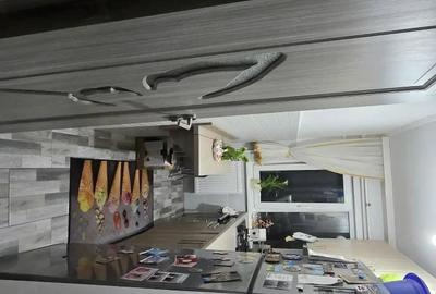 Apartament cu 3 camere semidecomandat în Ostroveni