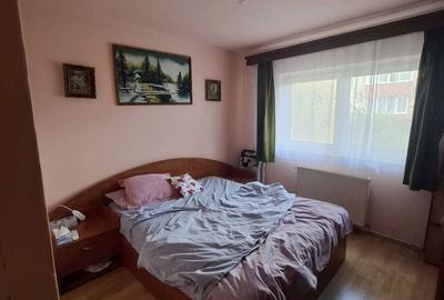 Apartament cu 4 camere semidecomandat în Tractorul - 5