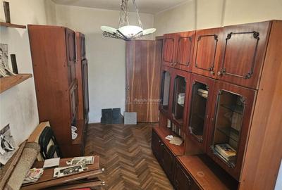 Apartament cu 3 camere semidecomandat în Micro II