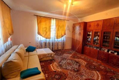 Casă cu 7 camere cu Teren 1766 Mp în Central