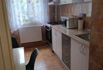 Apartament cu 3 camere semidecomandat în Rahova
