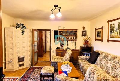 Casă individuală cu 6 camere cu Canalizare în Schei