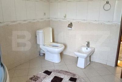 Casă cu 7 camere cu Teren 300 Mp în Central - 1