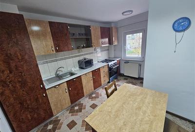 Apartament cu 3 camere decomandat, mobilat în Micro IV - 18