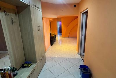 Apartament cu 4 camere semidecomandat în Pantelimon