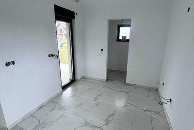 Casă cu Teren 5.5 Mp în Groși - 10