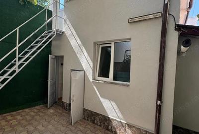 Casă cu 5 camere cu Canalizare în Central - 2