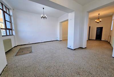 Spațiu comercial, de 300 mp, în Central - 4