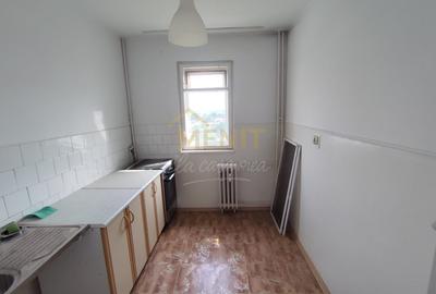 Apartament cu 3 camere decomandat, mobilat în 8 Martie - 12