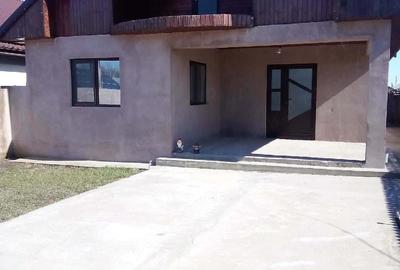 Casă cu Teren 10000 Mp în Central - 2