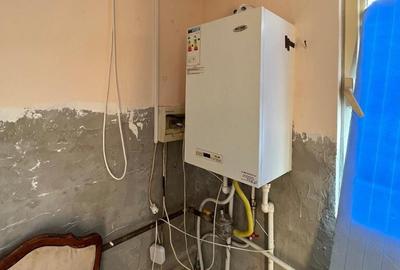 Casă cu 7 camere cu Teren 2189 Mp în Central