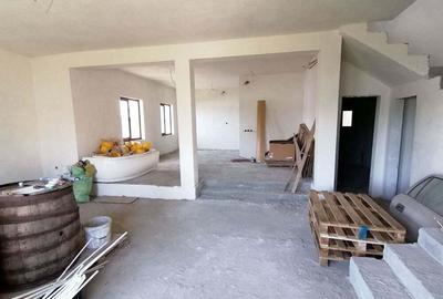 Casă cu 4 camere cu Teren 354.6 Mp în 1 Decembrie - 2