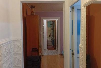 Apartament cu 3 camere semidecomandat în Drumul Găzarului