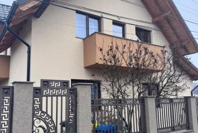 Casă cu 7 camere cu Teren 400 Mp în Central