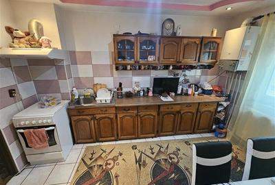 Apartament cu 3 camere decomandat, mobilat în Micro IV - 18