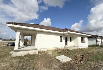 Casă individuală cu 3 camere cu Canalizare în Petrești