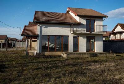 Casă cu 4 camere cu Canalizare în Pecica - 2