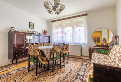Apartament cu 3 camere semidecomandat, mobilat în Central