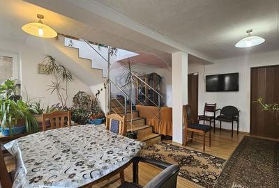 Casă cu 7 camere cu Teren 1025 Mp în Sânpetru - 2