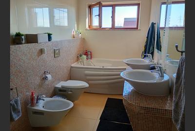 Casă cu 5 camere cu Canalizare în Central - 12
