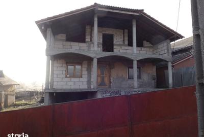 Casă cu 8 camere cu Teren 1900 Mp în Central - 3