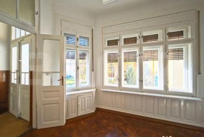 Apartament cu 4 camere decomandat în Central - 1