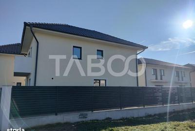 Casă cu 4 camere cu Canalizare în Cristian - 2