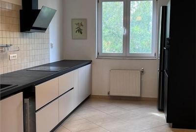 Casă cu 6 camere cu Piscina în Central