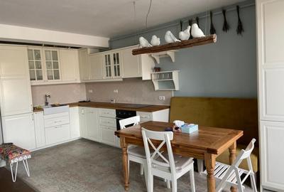 Apartament cu 3 camere semidecomandat, mobilat în Central