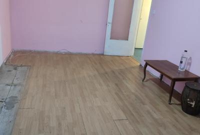 Apartament cu 3 camere decomandat în Rahova - 2