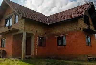 Vand casa cu mansarda la rosu. - 3