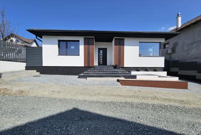 Casă cu 4 camere în Șura Mare