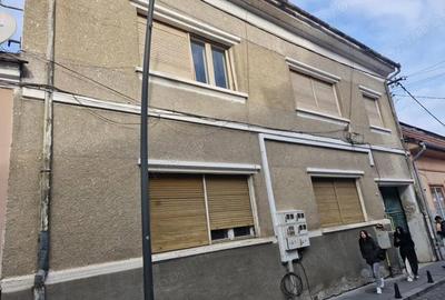 Casă cu 16 camere cu Teren 600 Mp în Central - 1