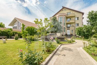 Casa cu teren de 3000 mp - ponton la lac - piscina si casa d - 3