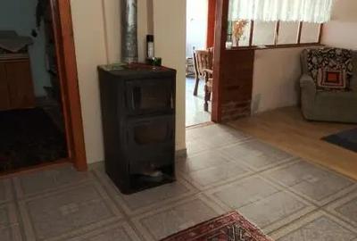 Casă cu 3 camere în Comloșu Mic